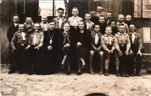 Vastse-Roosa noorkotkaste rühm ja isa Sergei Hints abikaasaga 1939