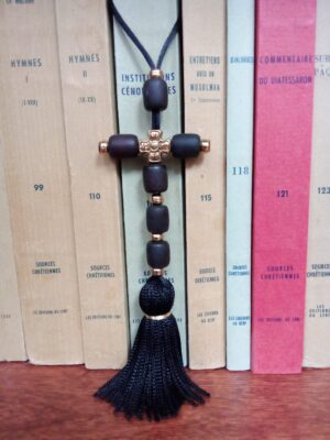 Ristikujuline ripats kuldsete detailidega