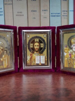 Kristuse, Jumalaema ja püha Nikolai kolmikikoon (bordoopunane)