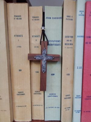 Ristikujuline ripats (puust, 8 x 5 cm)