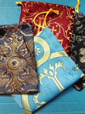 Väikesed riidest kinkekotid (nööriga suletavad)