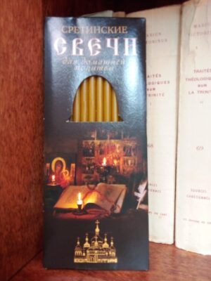 Küünlad koduseks palveks (pildil kiriku sisevaade)