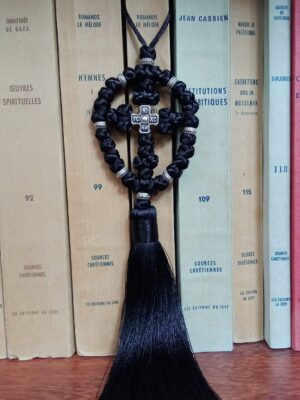 Ristikujuline ripats (must)